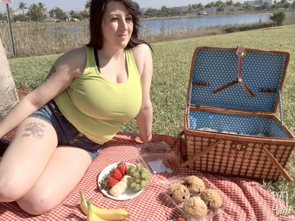 posting 42519 xl - Kamille Amora - Picnic In The Park